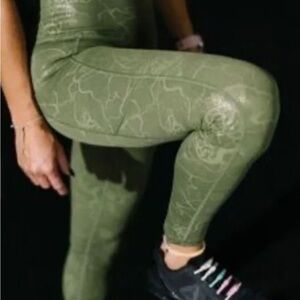 ZYIA Active Olive Light N Tight High Rise
7/8 Floral Pattern Leggings Sz 4 New